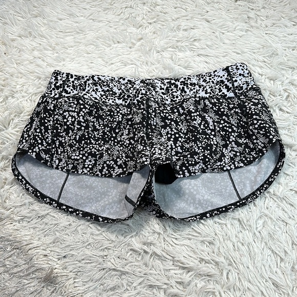 Lululemon Speed Up Short *2.5" Chirasu Black / Chirakasu Alpine White - Picture 1 of 6